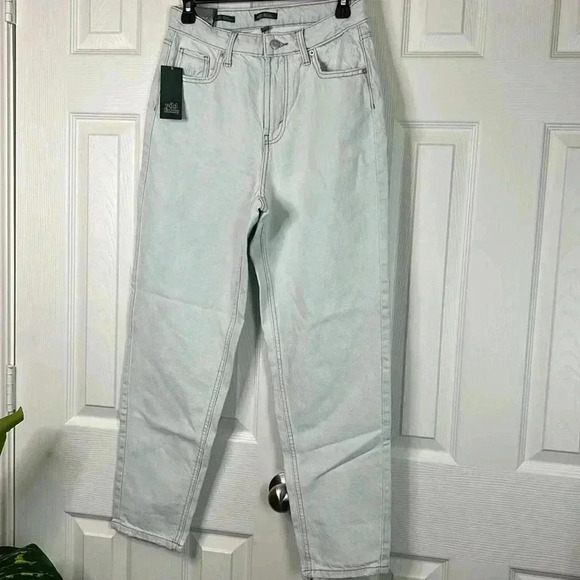 Wild Fable Super-High Rise Tapered Jeans - Ultra Light Wash, Size 6 / 28" Inseam - Picture 3 of 12
